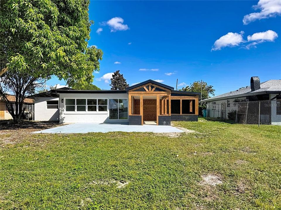 合同活跃: $449,900 (4 贝兹, 2 浴室, 1718 平方英尺)