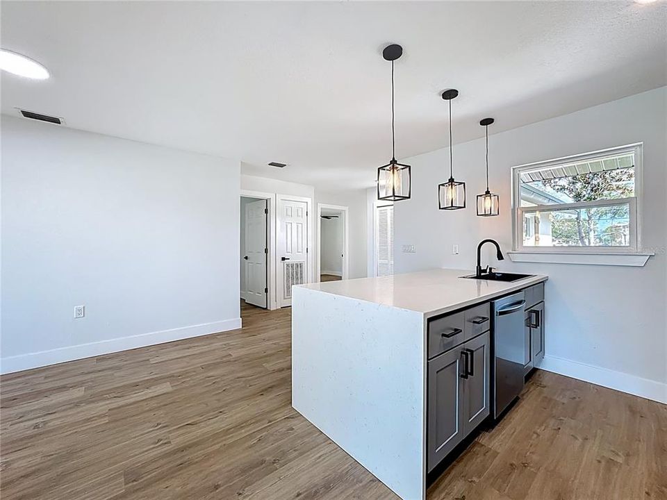 合同活跃: $449,900 (4 贝兹, 2 浴室, 1718 平方英尺)