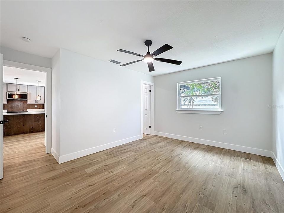 合同活跃: $449,900 (4 贝兹, 2 浴室, 1718 平方英尺)