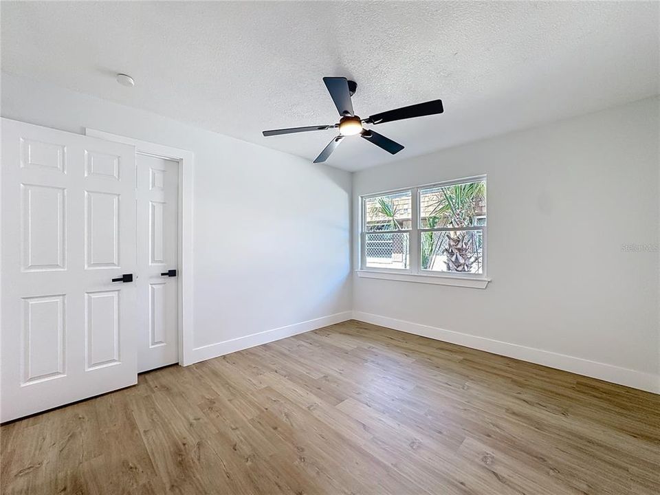 合同活跃: $449,900 (4 贝兹, 2 浴室, 1718 平方英尺)