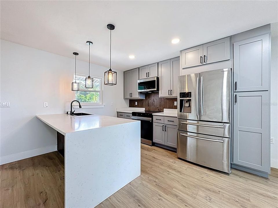 合同活跃: $449,900 (4 贝兹, 2 浴室, 1718 平方英尺)