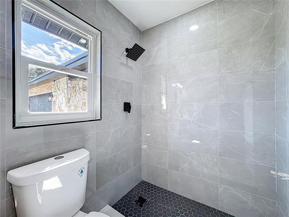 合同活跃: $449,900 (4 贝兹, 2 浴室, 1718 平方英尺)