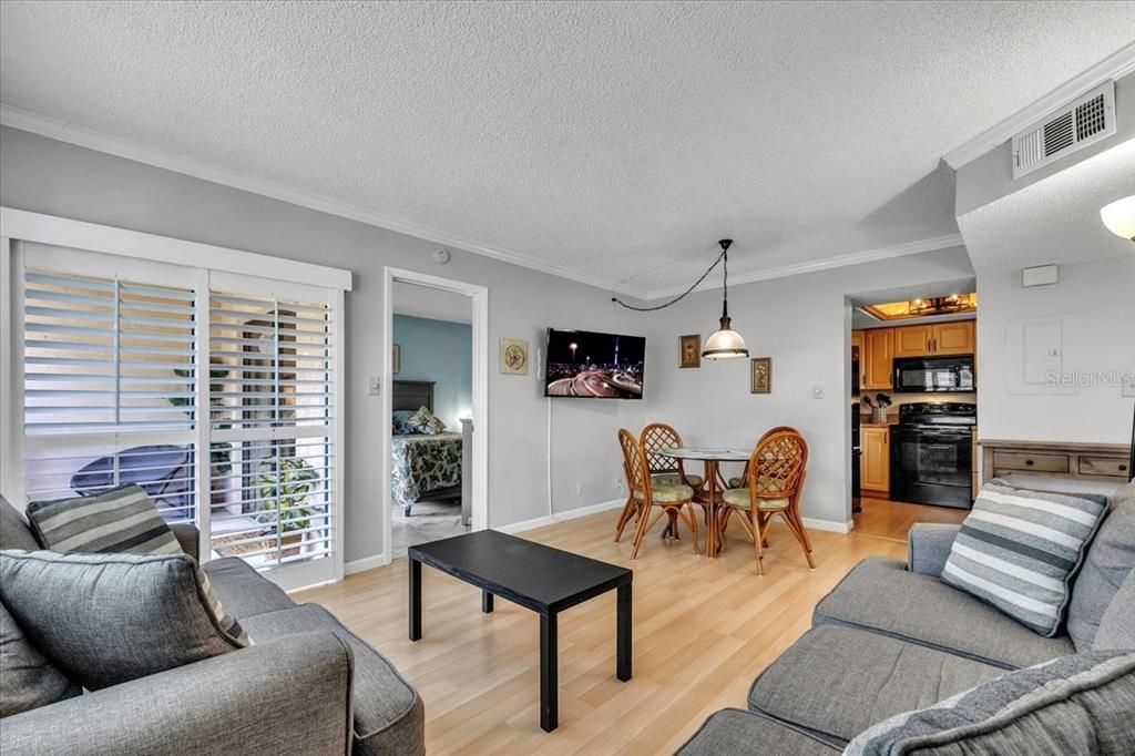 Под контрактом: $160,000 (2 спален, 2 ванн, 838 Квадратных фут)