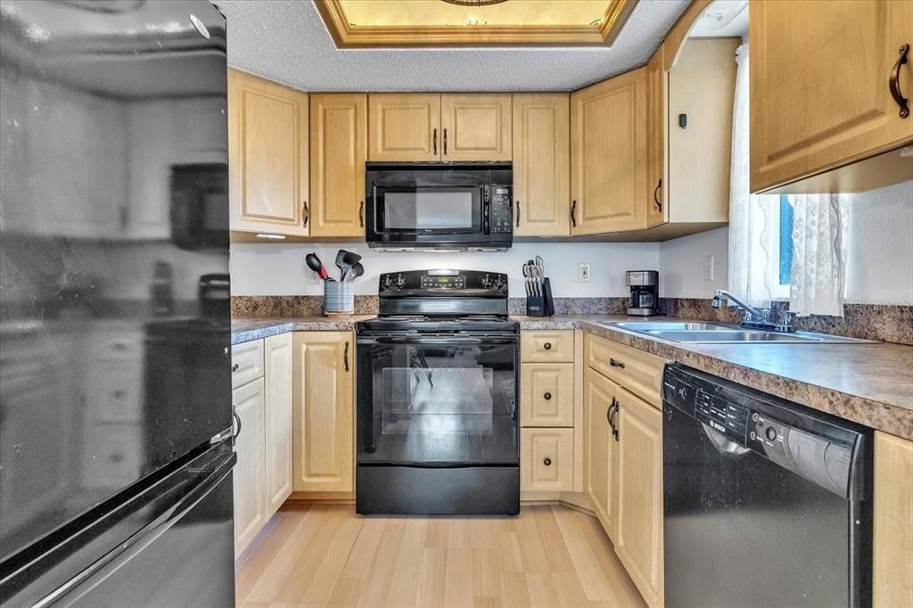 Под контрактом: $160,000 (2 спален, 2 ванн, 838 Квадратных фут)