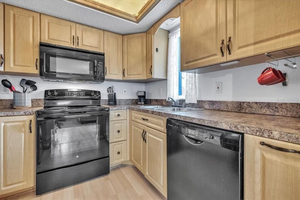 Под контрактом: $160,000 (2 спален, 2 ванн, 838 Квадратных фут)