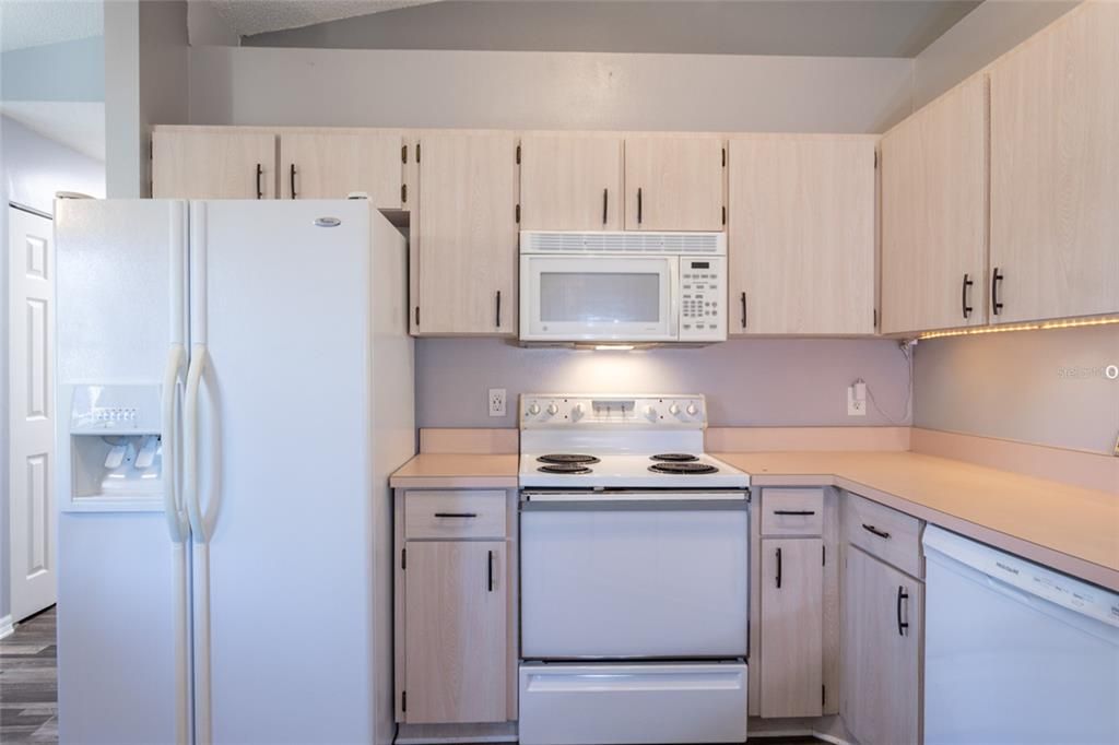 На продажу: $239,900 (2 спален, 2 ванн, 1058 Квадратных фут)