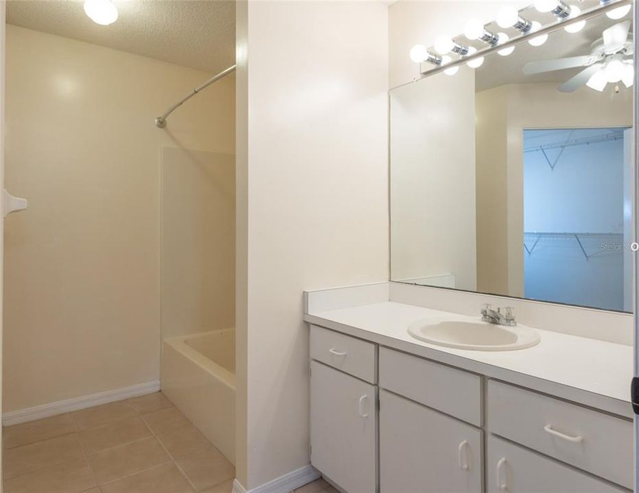 На продажу: $239,900 (2 спален, 2 ванн, 1058 Квадратных фут)