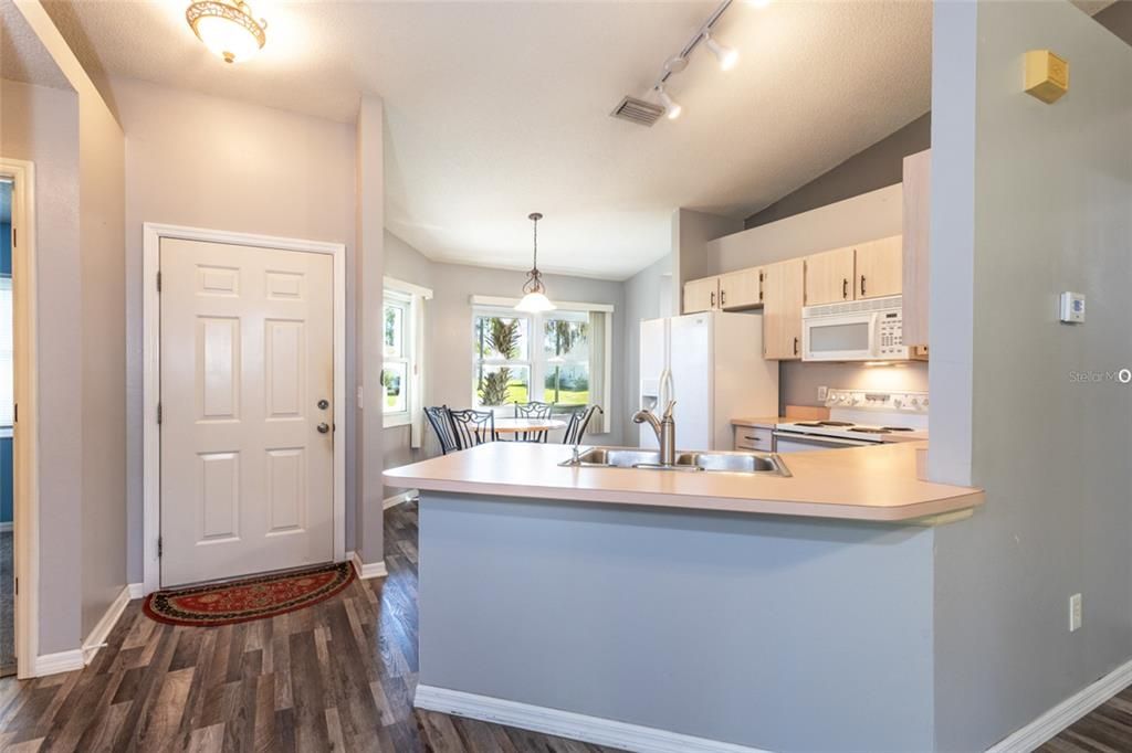 На продажу: $239,900 (2 спален, 2 ванн, 1058 Квадратных фут)