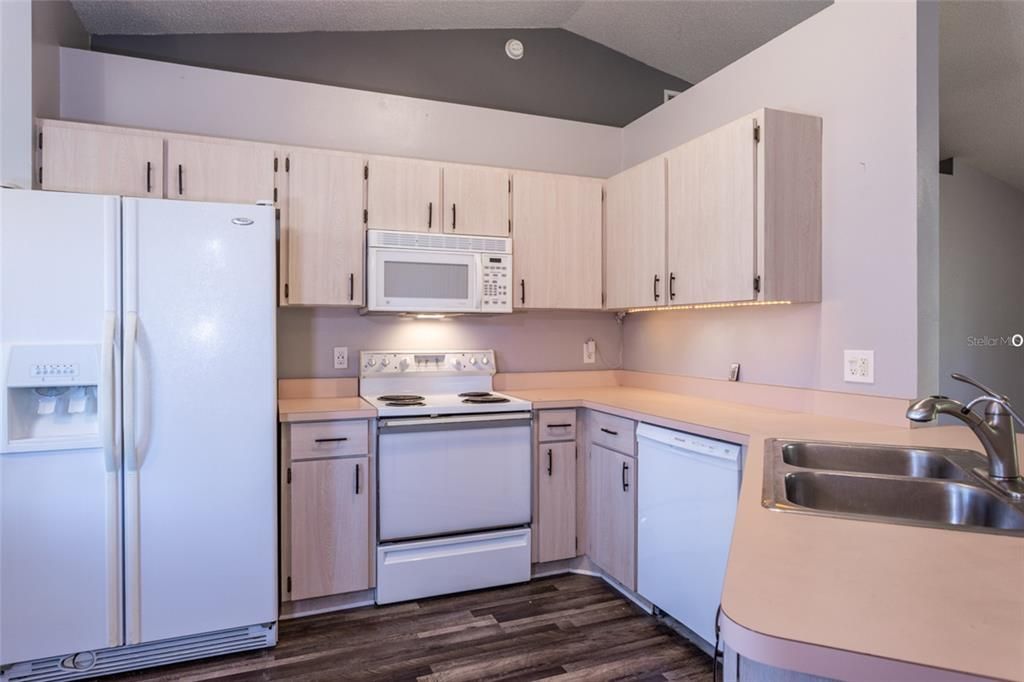 На продажу: $239,900 (2 спален, 2 ванн, 1058 Квадратных фут)