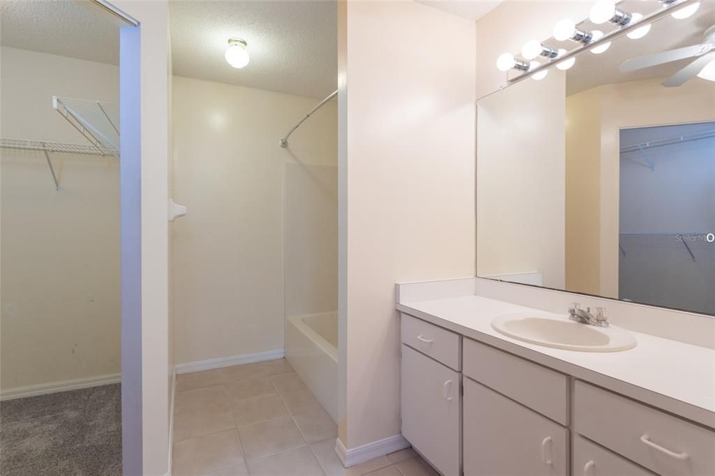 На продажу: $239,900 (2 спален, 2 ванн, 1058 Квадратных фут)