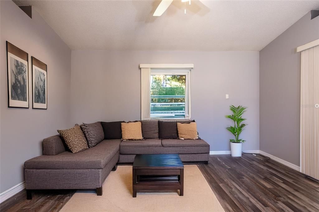 На продажу: $239,900 (2 спален, 2 ванн, 1058 Квадратных фут)