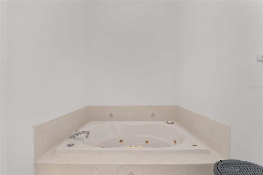 For Sale: $715,000 (3 beds, 3 baths, 2557 Square Feet)