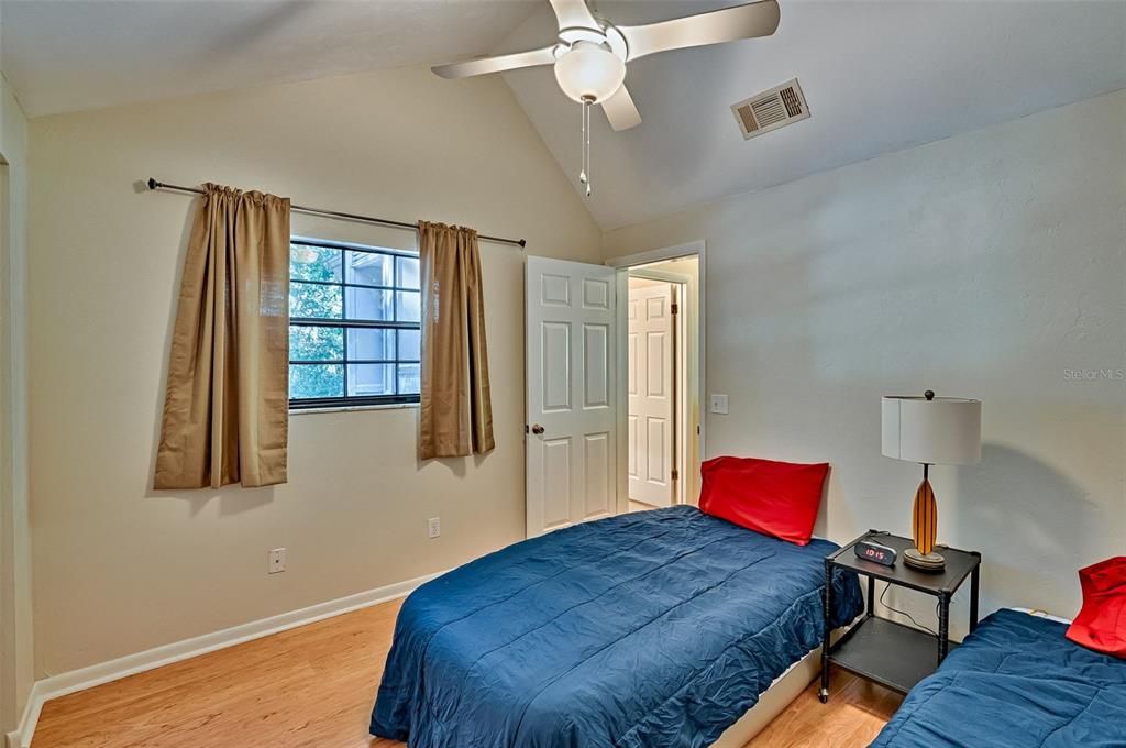 For Sale: $149,900 (3 beds, 2 baths, 1290 Square Feet)