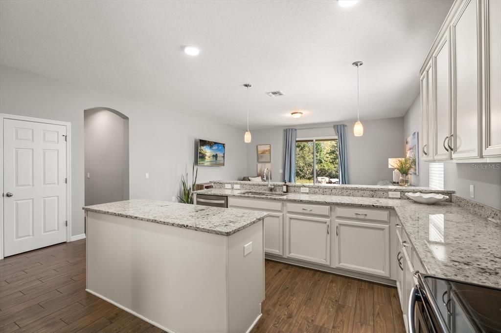 En Venta: $479,900 (5 camas, 3 baños, 3300 Pies cuadrados)