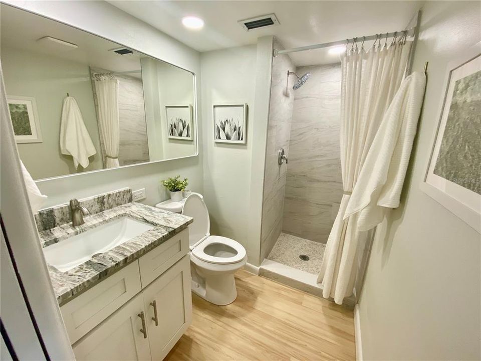 Под контрактом: $165,000 (2 спален, 2 ванн, 925 Квадратных фут)