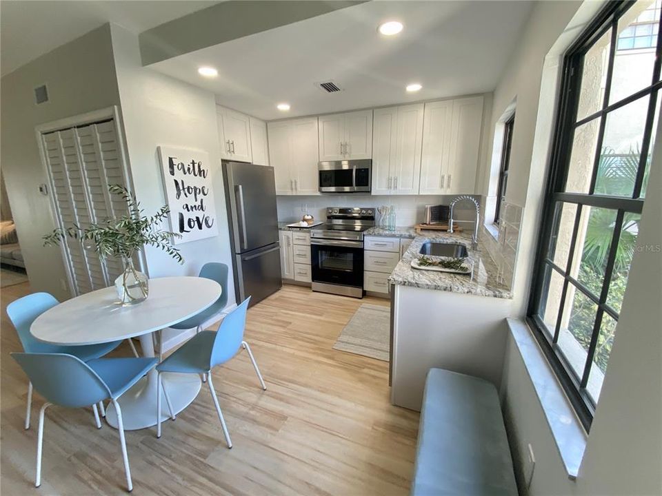 Под контрактом: $165,000 (2 спален, 2 ванн, 925 Квадратных фут)