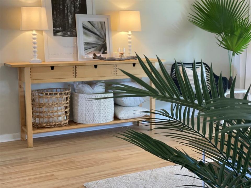 Под контрактом: $165,000 (2 спален, 2 ванн, 925 Квадратных фут)