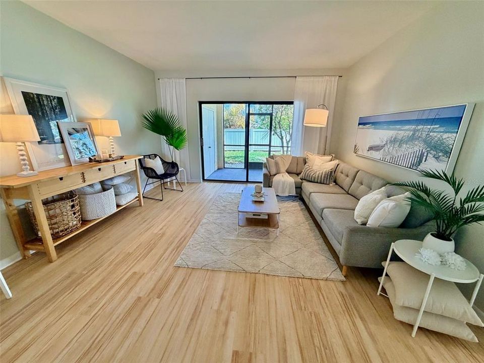 Под контрактом: $165,000 (2 спален, 2 ванн, 925 Квадратных фут)