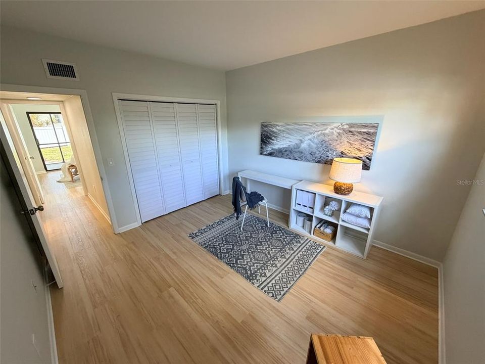 Под контрактом: $165,000 (2 спален, 2 ванн, 925 Квадратных фут)