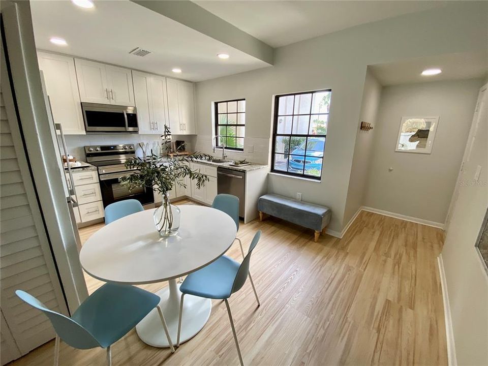 Под контрактом: $165,000 (2 спален, 2 ванн, 925 Квадратных фут)