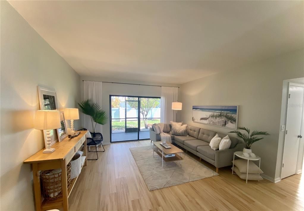 Под контрактом: $165,000 (2 спален, 2 ванн, 925 Квадратных фут)