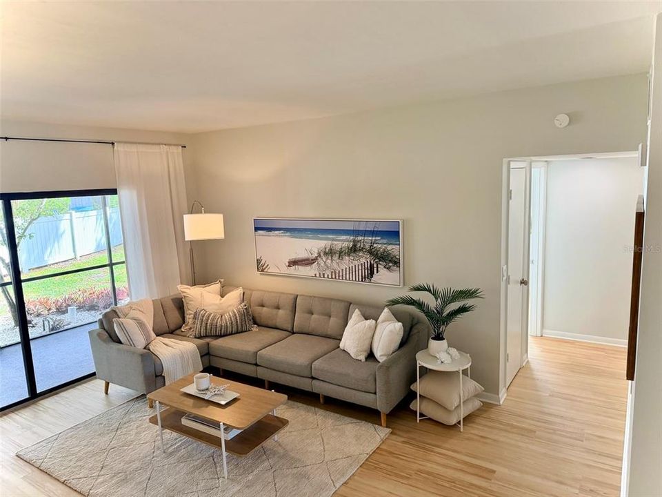 Под контрактом: $165,000 (2 спален, 2 ванн, 925 Квадратных фут)