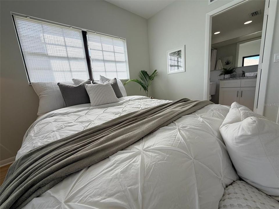 Под контрактом: $165,000 (2 спален, 2 ванн, 925 Квадратных фут)