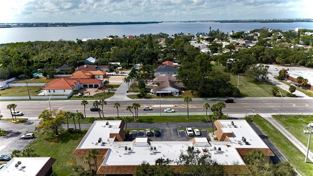 Под контрактом: $165,000 (2 спален, 2 ванн, 925 Квадратных фут)