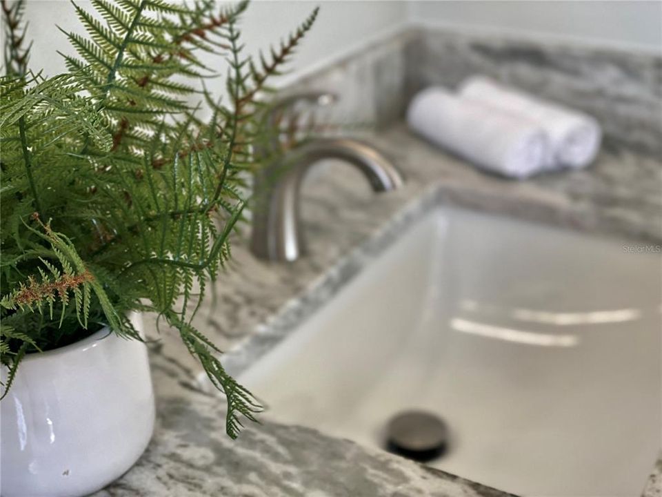 Под контрактом: $165,000 (2 спален, 2 ванн, 925 Квадратных фут)