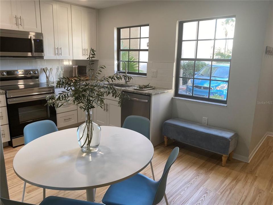 Под контрактом: $165,000 (2 спален, 2 ванн, 925 Квадратных фут)