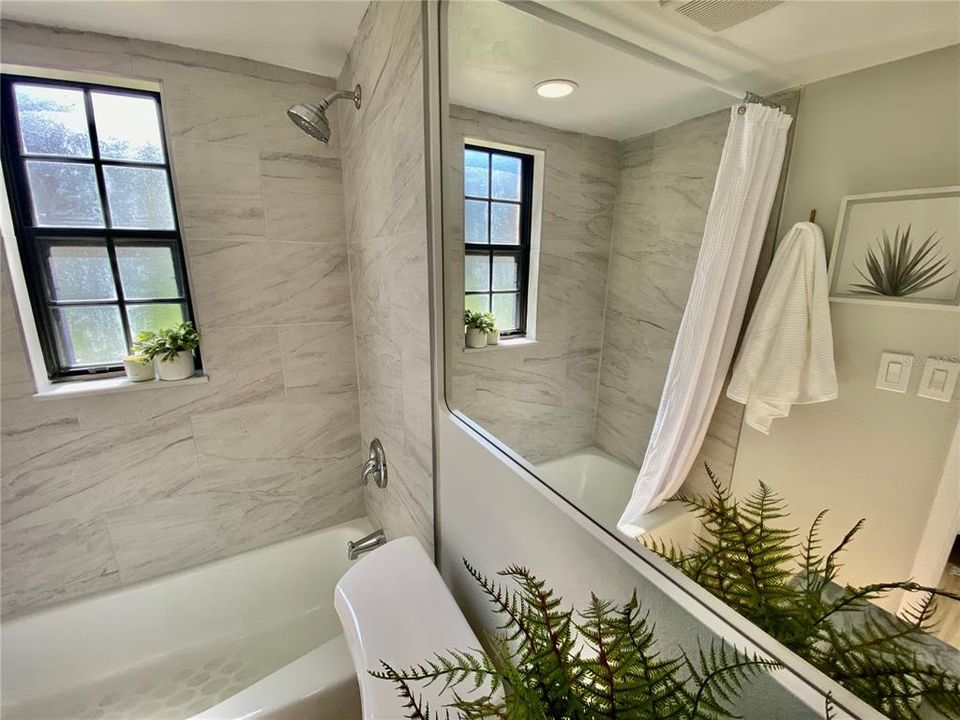 Под контрактом: $165,000 (2 спален, 2 ванн, 925 Квадратных фут)