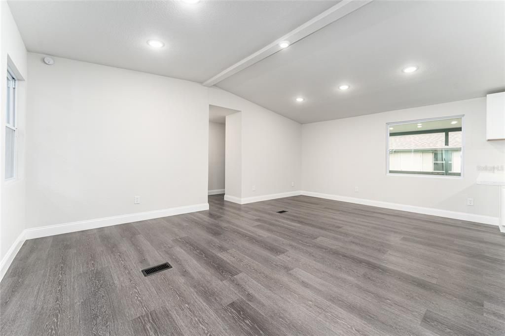 For Sale: $228,900 (3 beds, 2 baths, 1386 Square Feet)