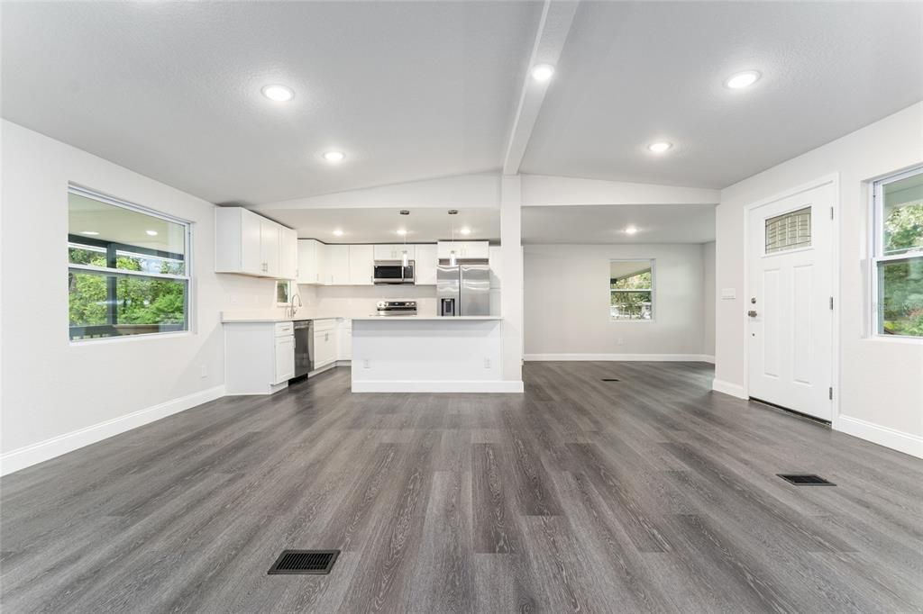 For Sale: $228,900 (3 beds, 2 baths, 1386 Square Feet)