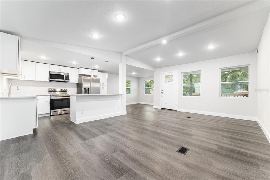 For Sale: $228,900 (3 beds, 2 baths, 1386 Square Feet)