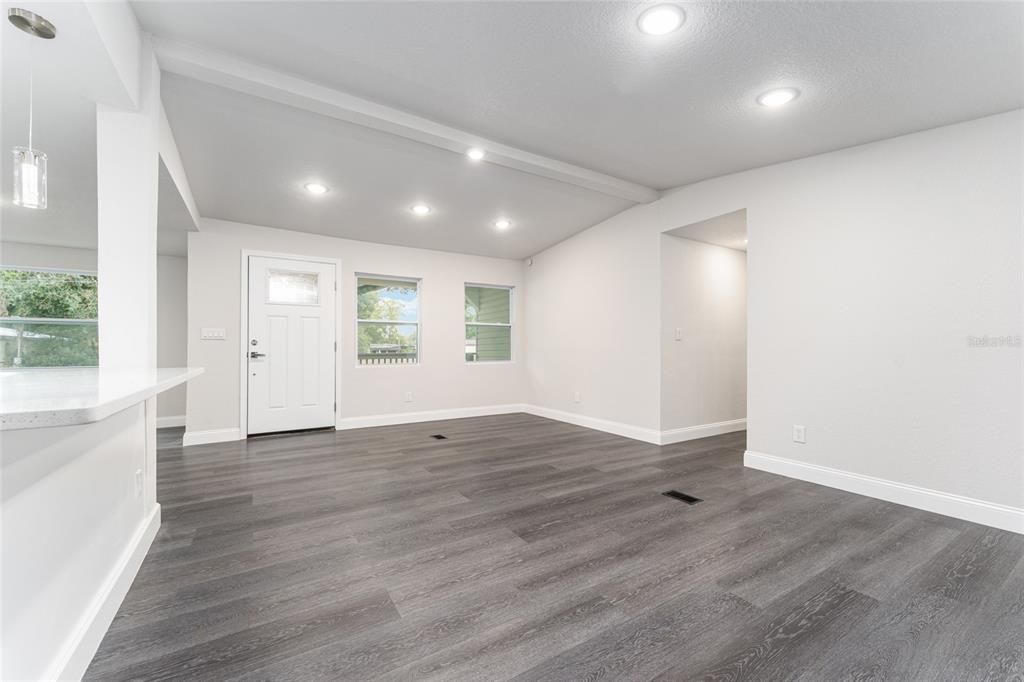 For Sale: $228,900 (3 beds, 2 baths, 1386 Square Feet)