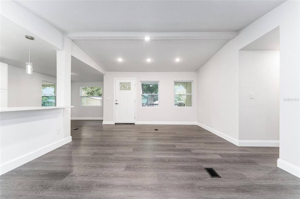 For Sale: $228,900 (3 beds, 2 baths, 1386 Square Feet)