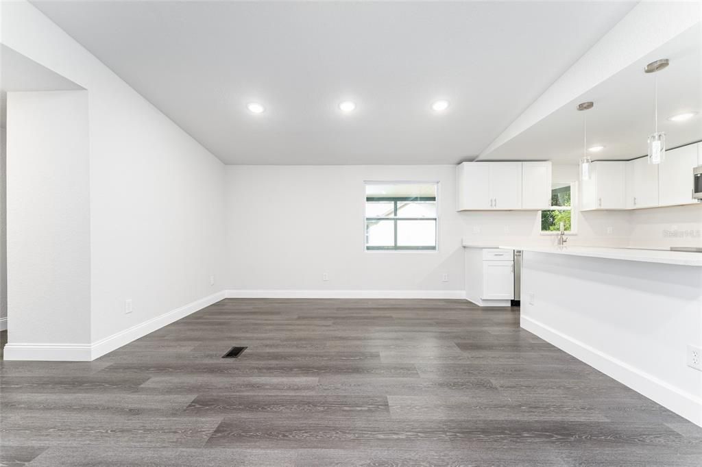 For Sale: $228,900 (3 beds, 2 baths, 1386 Square Feet)