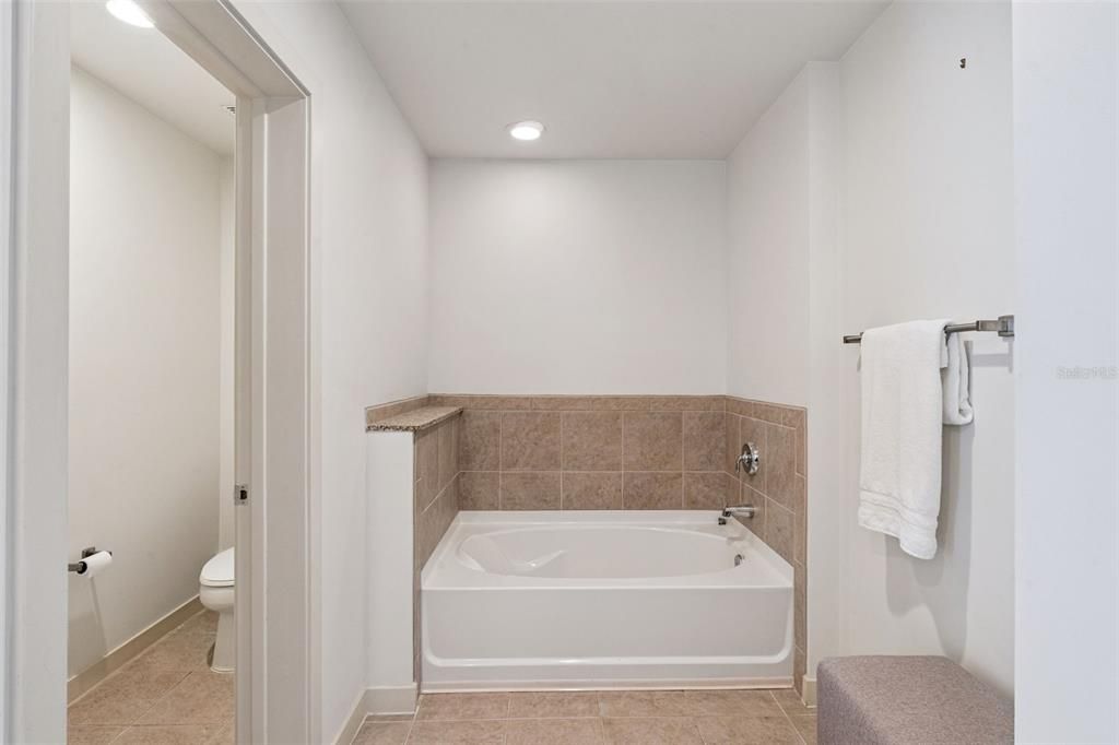 待售: $1,190,000 (2 贝兹, 2 浴室, 2162 平方英尺)