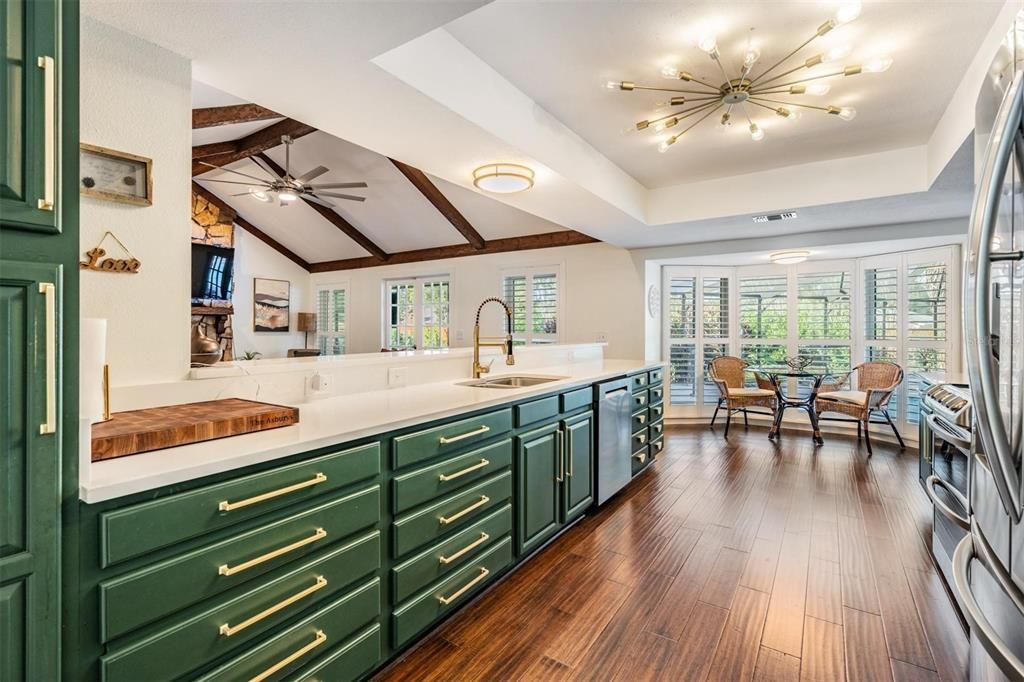 Под контрактом: $600,000 (4 спален, 2 ванн, 2126 Квадратных фут)