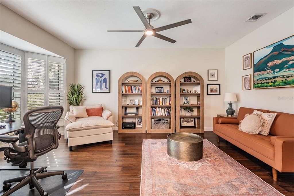 Под контрактом: $600,000 (4 спален, 2 ванн, 2126 Квадратных фут)