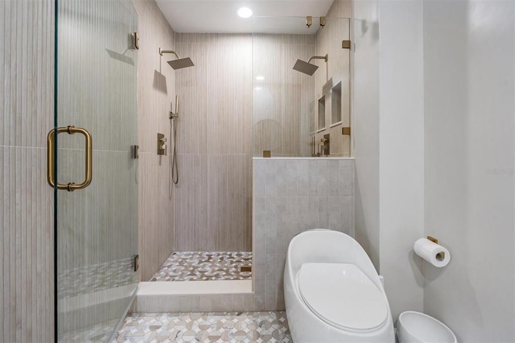 Под контрактом: $600,000 (4 спален, 2 ванн, 2126 Квадратных фут)