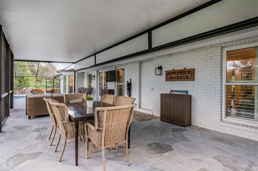 Под контрактом: $600,000 (4 спален, 2 ванн, 2126 Квадратных фут)