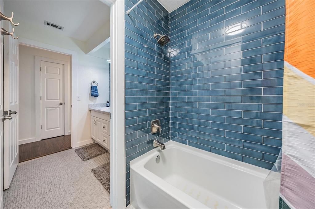 Под контрактом: $600,000 (4 спален, 2 ванн, 2126 Квадратных фут)