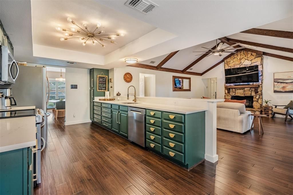 Под контрактом: $600,000 (4 спален, 2 ванн, 2126 Квадратных фут)