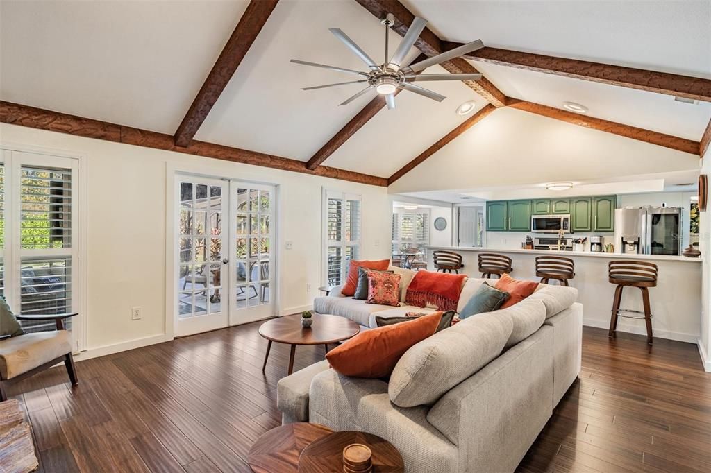 Под контрактом: $600,000 (4 спален, 2 ванн, 2126 Квадратных фут)