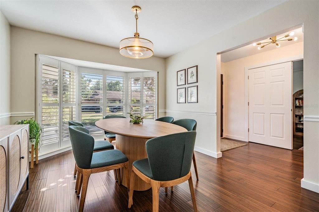 Под контрактом: $600,000 (4 спален, 2 ванн, 2126 Квадратных фут)