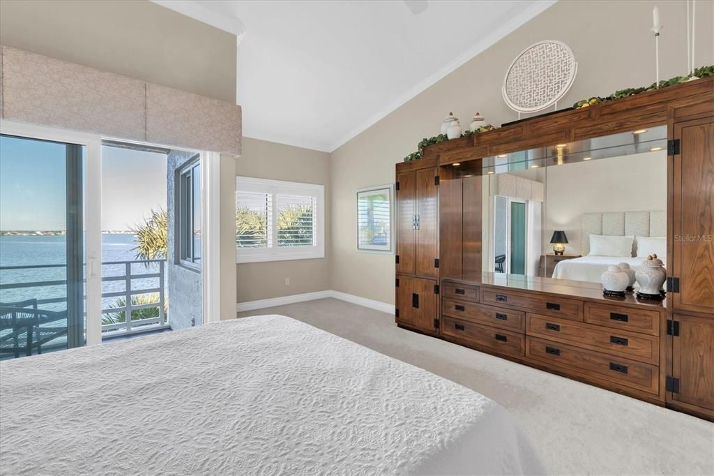 For Sale: $975,000 (3 beds, 4 baths, 2275 Square Feet)