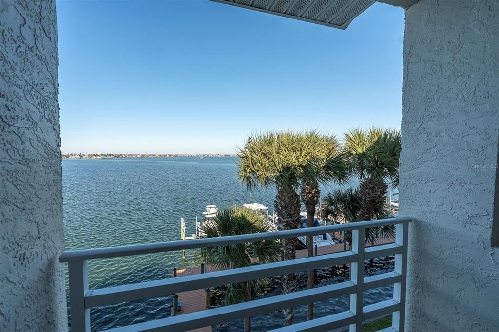 For Sale: $975,000 (3 beds, 4 baths, 2275 Square Feet)