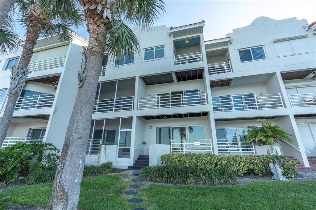 For Sale: $975,000 (3 beds, 4 baths, 2275 Square Feet)