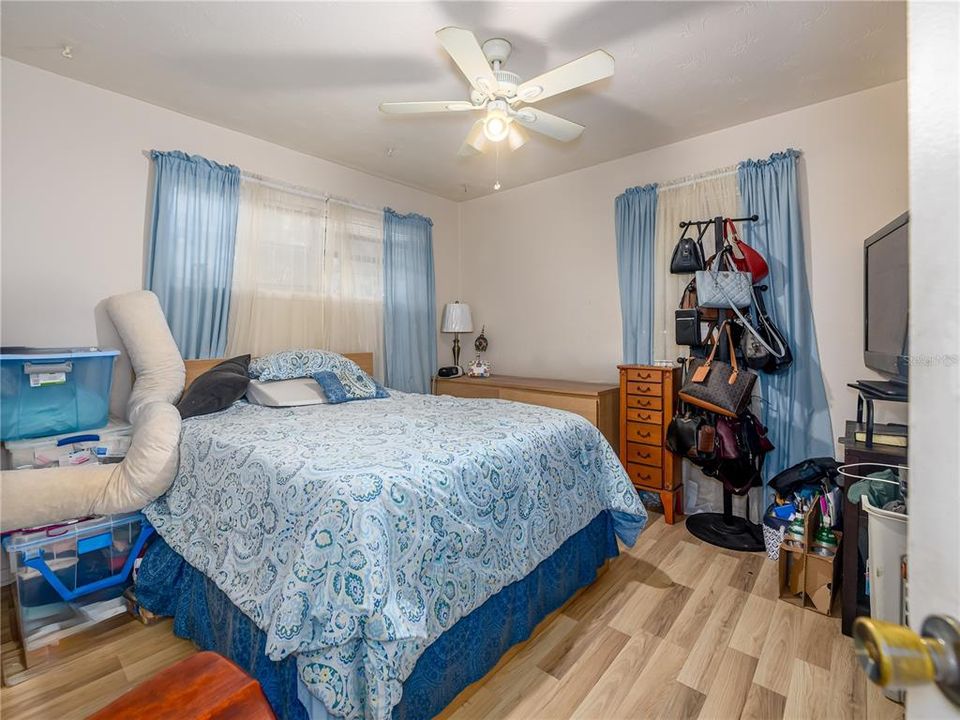 For Sale: $300,000 (3 beds, 2 baths, 1146 Square Feet)